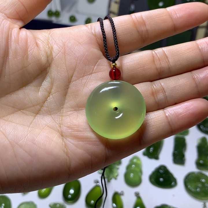 岫玉未镶嵌颈饰吊坠