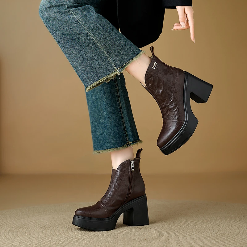 9.5cm秋冬女靴子新款复古圆头超高跟短靴英伦风百搭粗跟马丁靴