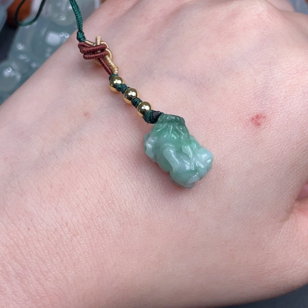 翡翠未镶嵌颈饰貔貅