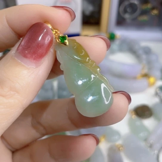 翡翠未镶嵌颈饰福瓜