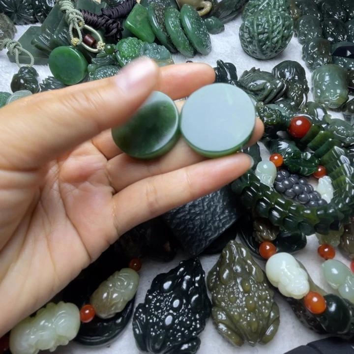 段***儿和田玉未镶嵌颈饰