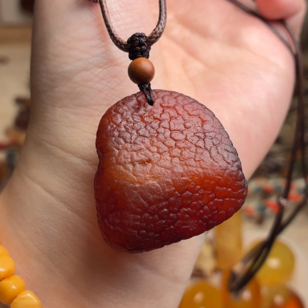 琥珀未镶嵌颈饰荔枝纹