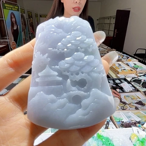 翡翠未镶嵌颈饰一个