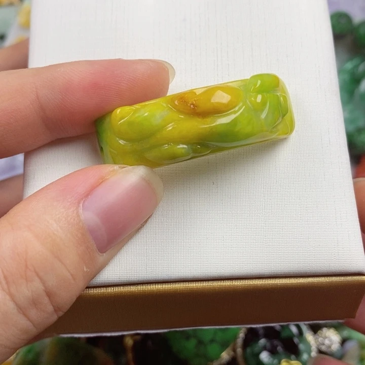 翡翠未镶嵌吊坠(赠链)