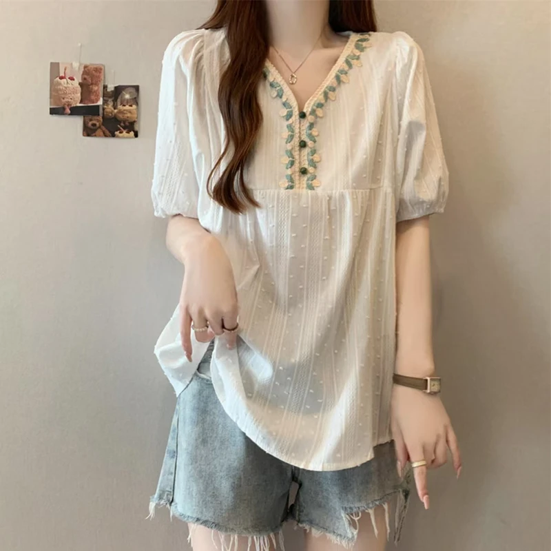 大码V领宽松短袖别致衬衫女夏季微胖mm显瘦遮肚子绣花泡泡袖上衣