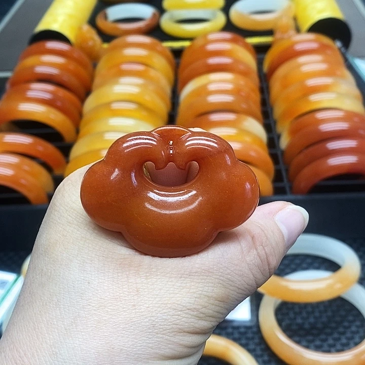 石英质玉（黄龙玉）未镶嵌颈饰