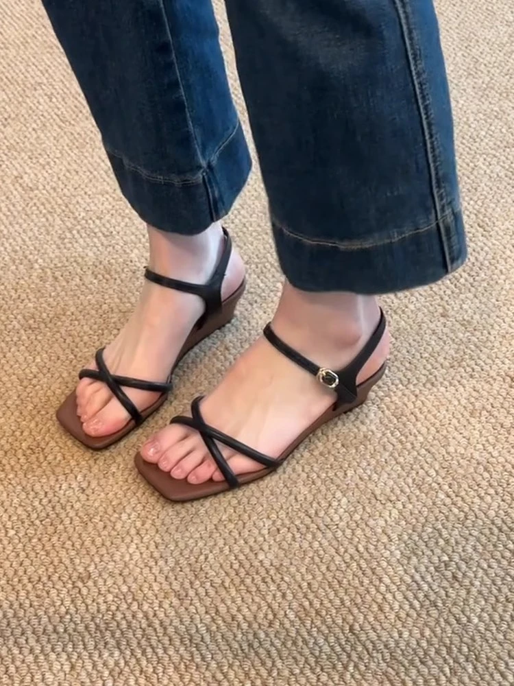 复古小众坡跟细带夏季外穿凉鞋女百搭一字带方头露趾高级感罗马鞋