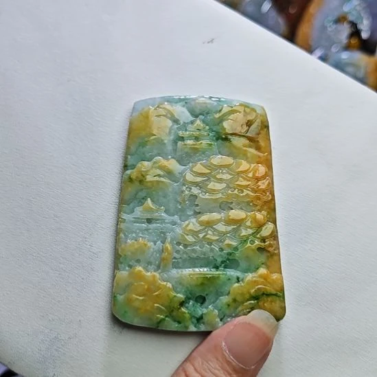 翡翠未镶嵌颈饰山水