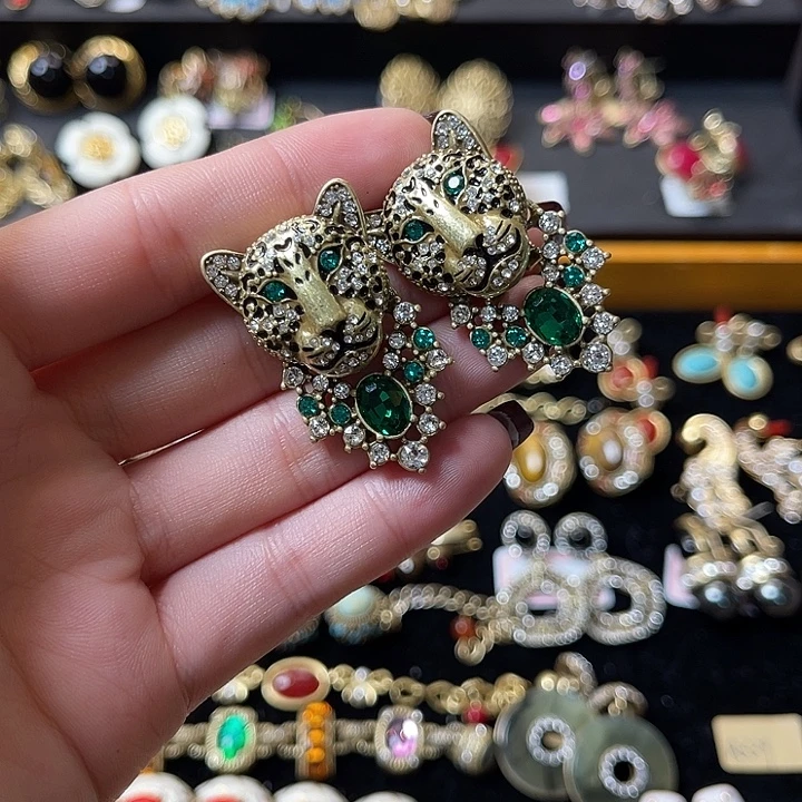 琉璃纯铜合金项链在你手上