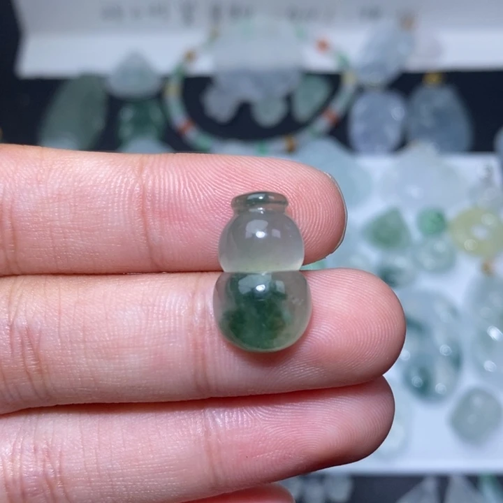 翡翠未镶嵌颈饰飘花葫芦