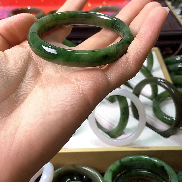 O***i未镶嵌手镯和田玉（碧玉）