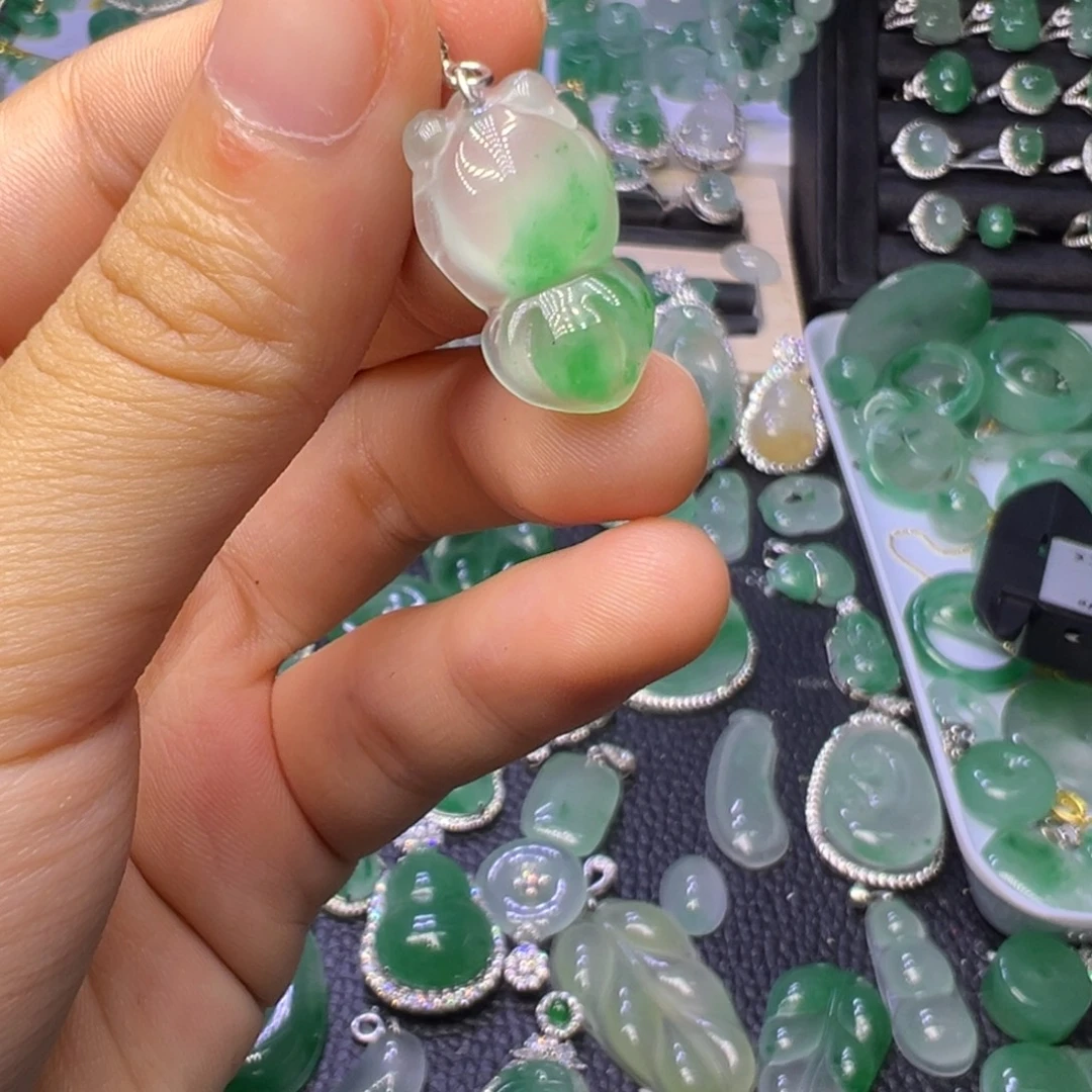 石英质玉（非洲翠）未镶嵌颈饰