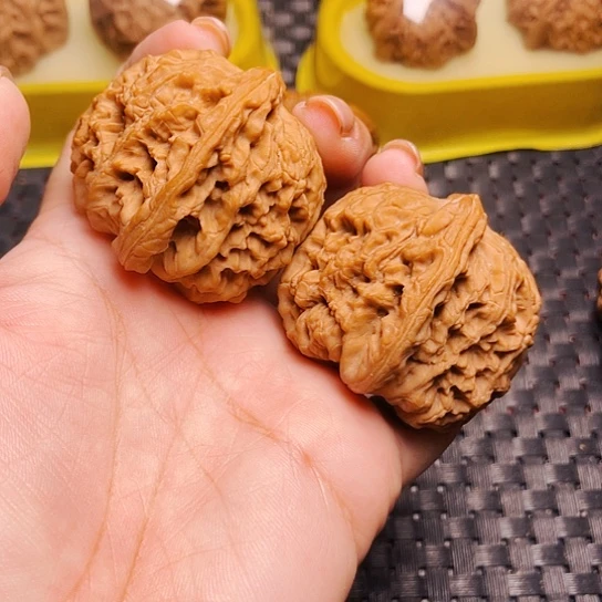 文玩核桃红皮南疆石