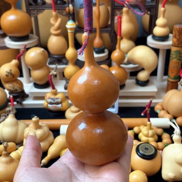 染*堂葫芦丝老师在讲台旁等