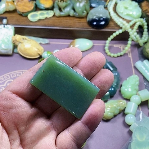 未镶嵌蛇纹石玉颈饰