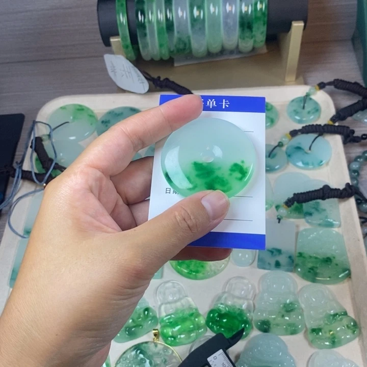 欣***敏翡翠未镶嵌颈饰平安扣