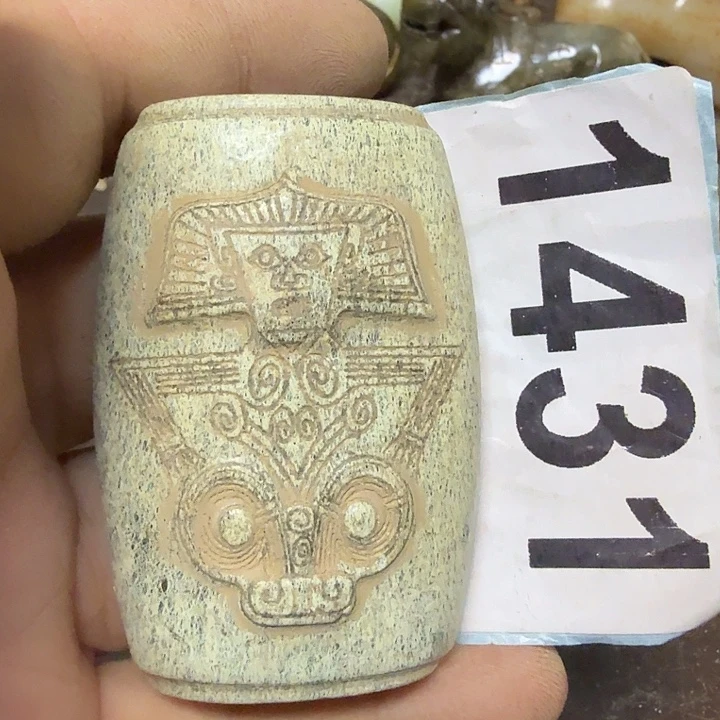 未镶嵌透闪石-蛇纹石玉颈饰