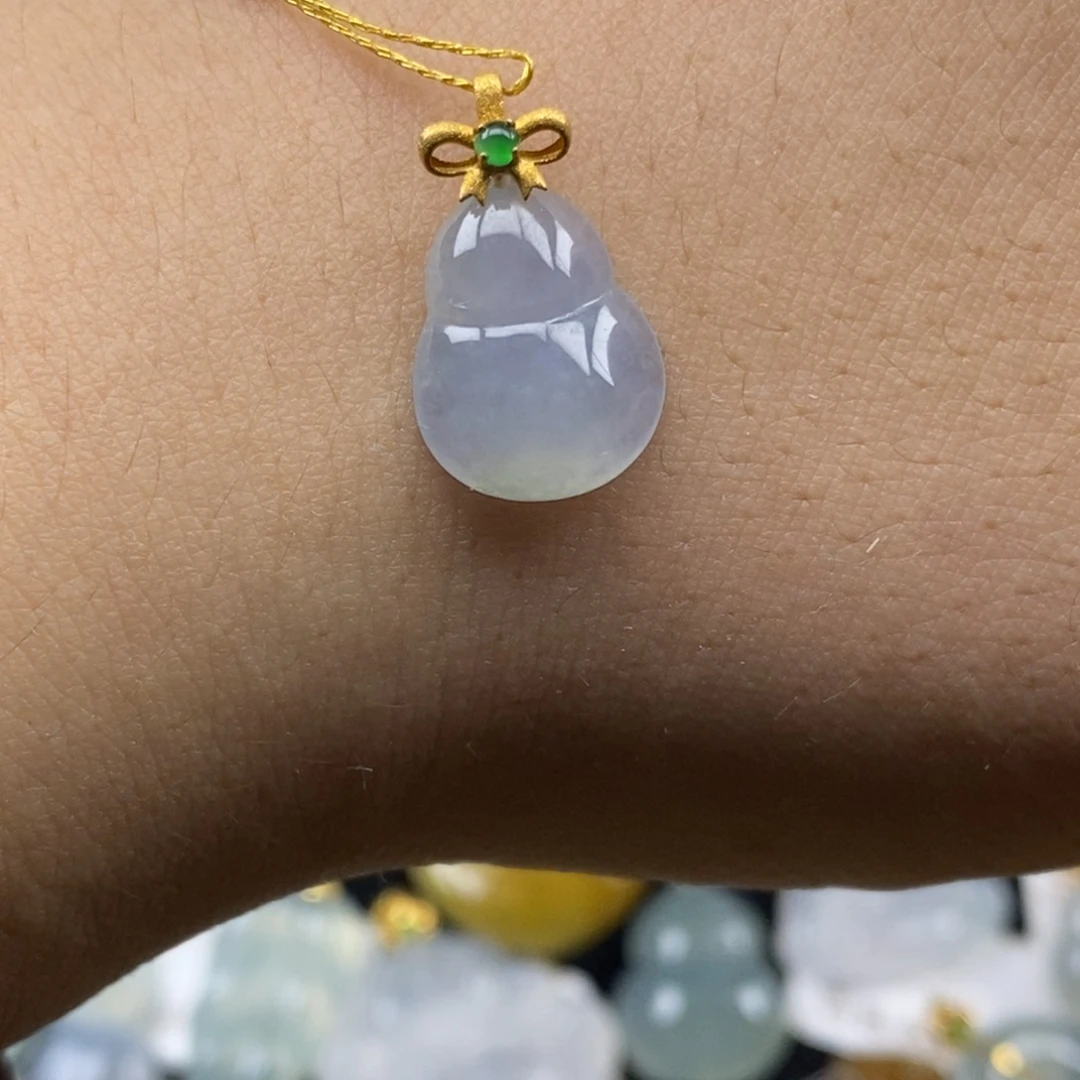 翡翠18K金镶嵌颈饰葫芦