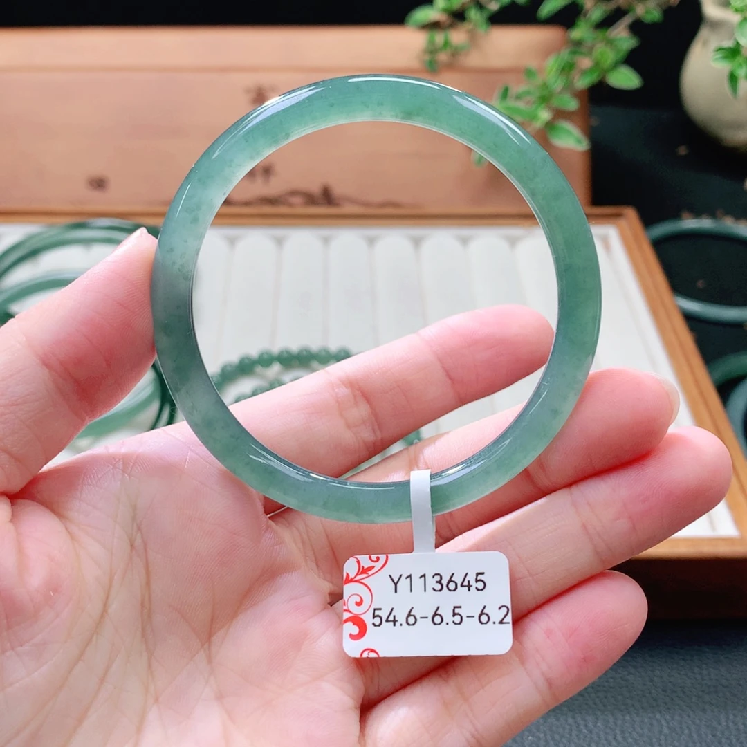 翡翠未镶嵌手镯（圆镯）