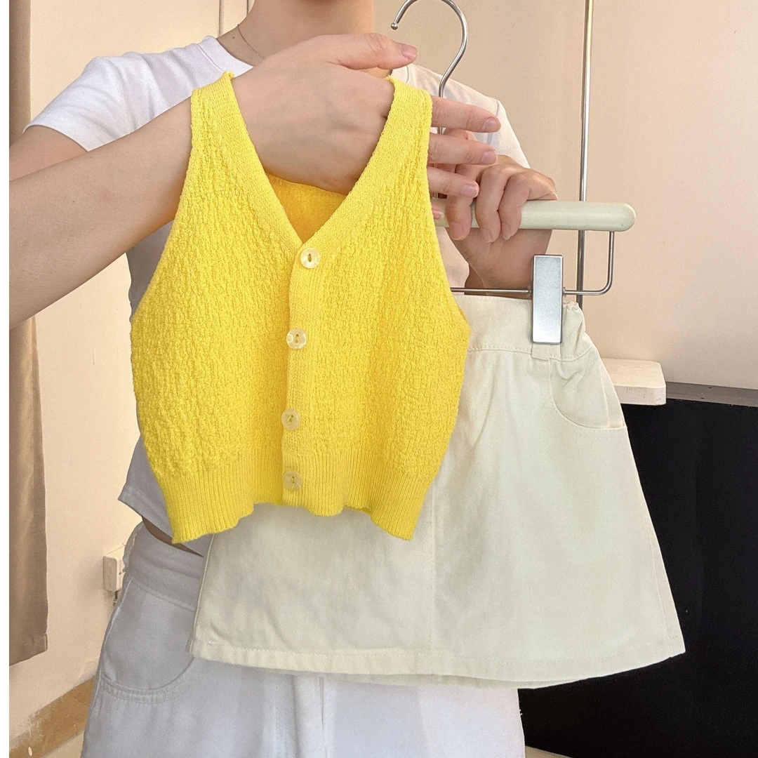 小七-2025夏季女童韩系风纯色冰丝背心上衣+米白色卫裙裤套装