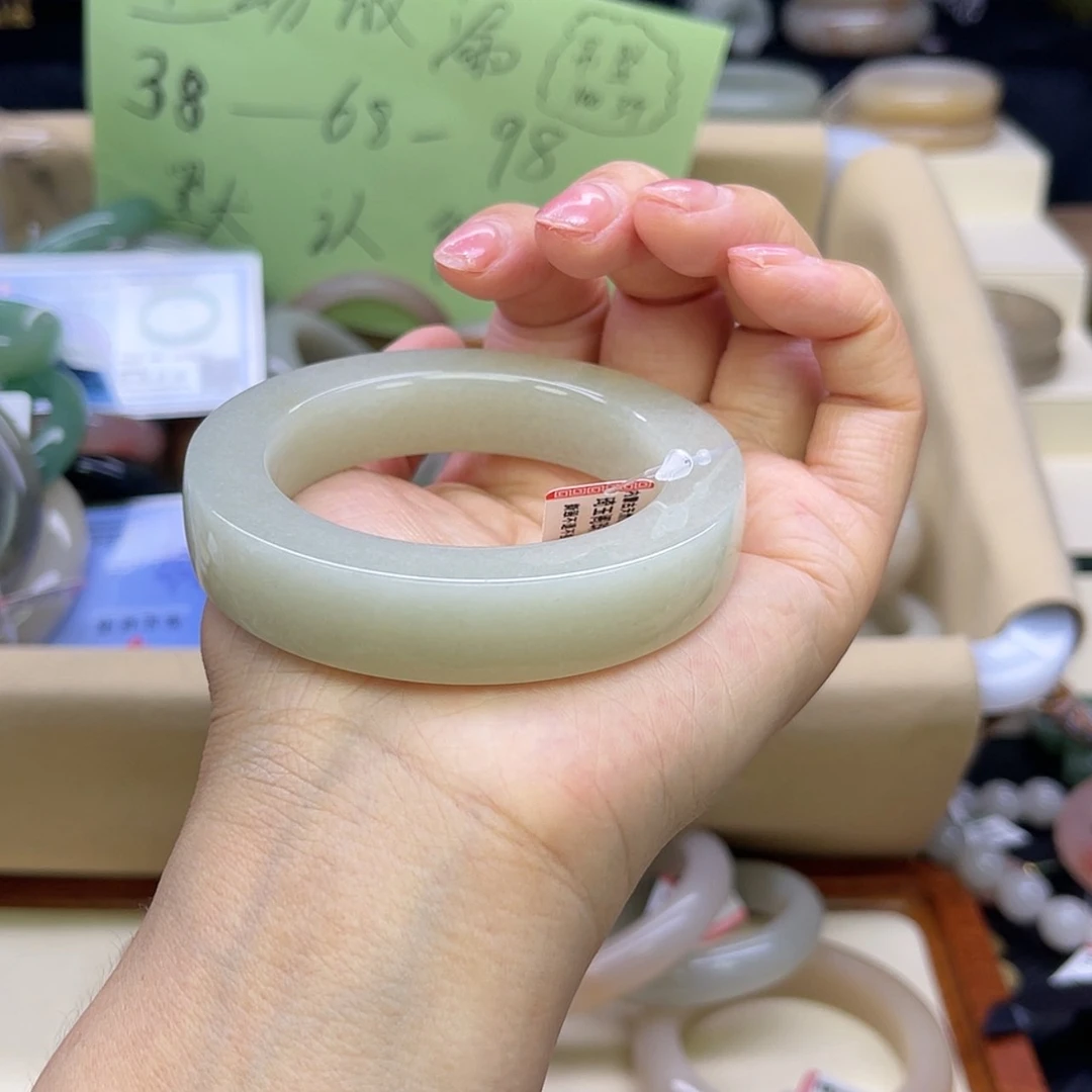 【闪购商品】石英质玉手镯未镶嵌煊*