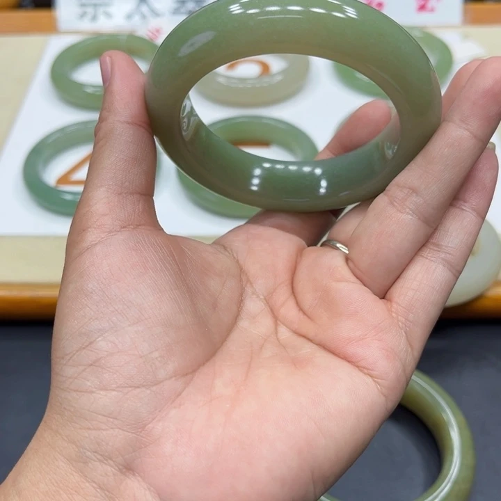 未镶嵌手镯石英质玉m***b