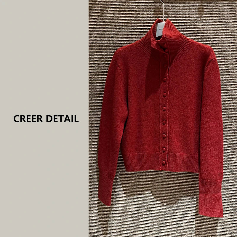 新年氛围感拉满的红色开衫浣熊绒高领纽扣翻领毛衣