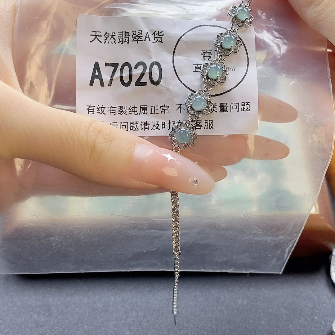 吊坠(赠链)未镶嵌翡翠