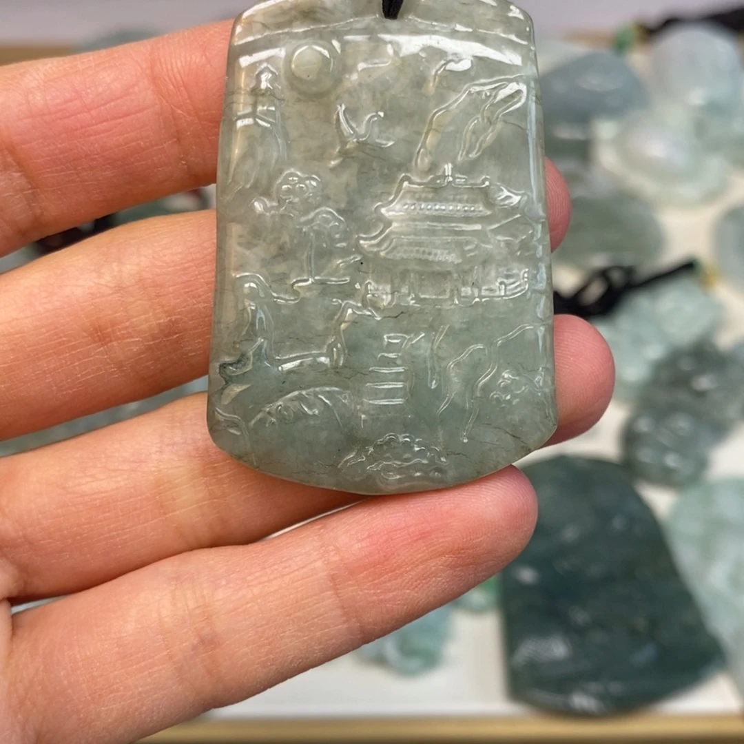 翡翠颈饰未镶嵌山水