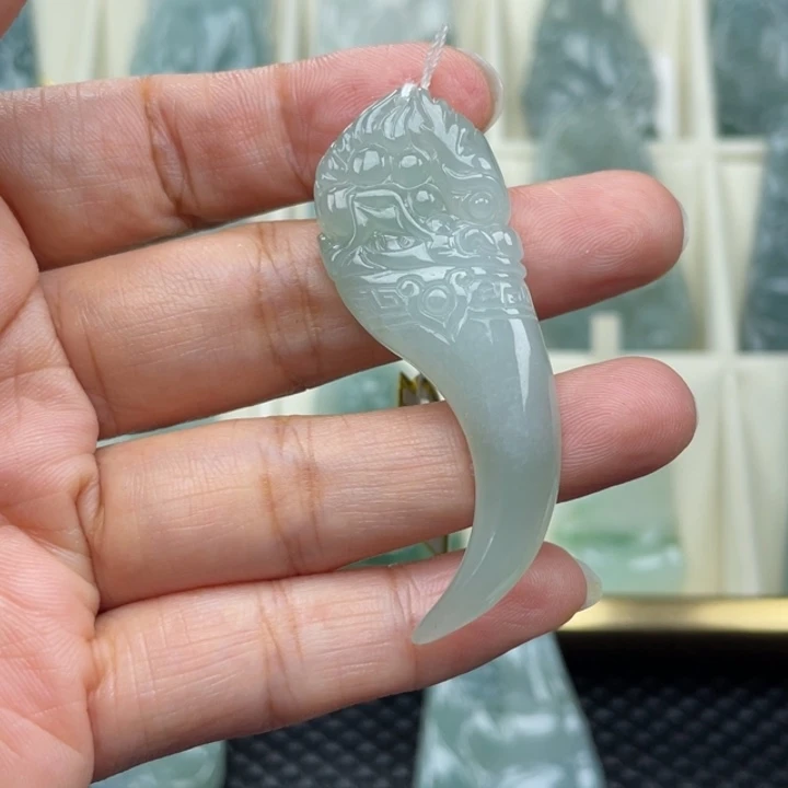 翡翠未镶嵌颈饰龙牙
