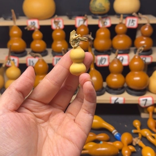 超**丽天然小葫芦手把件