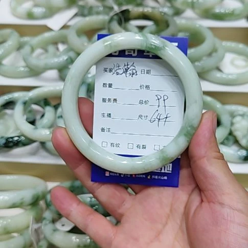 浩***瀚透闪石-蛇纹石玉未镶嵌手镯