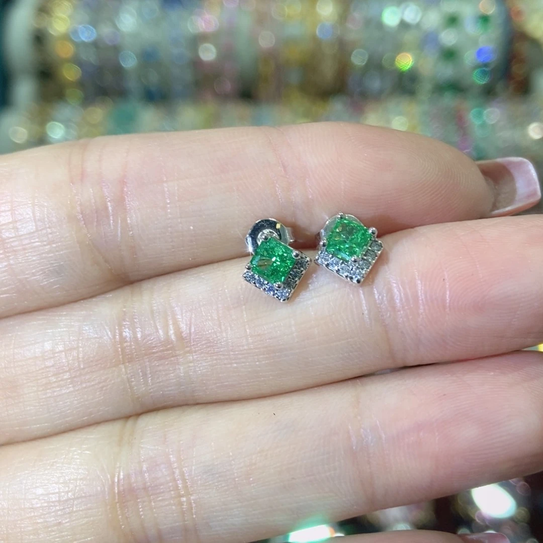 66锆石（处理）耳钉