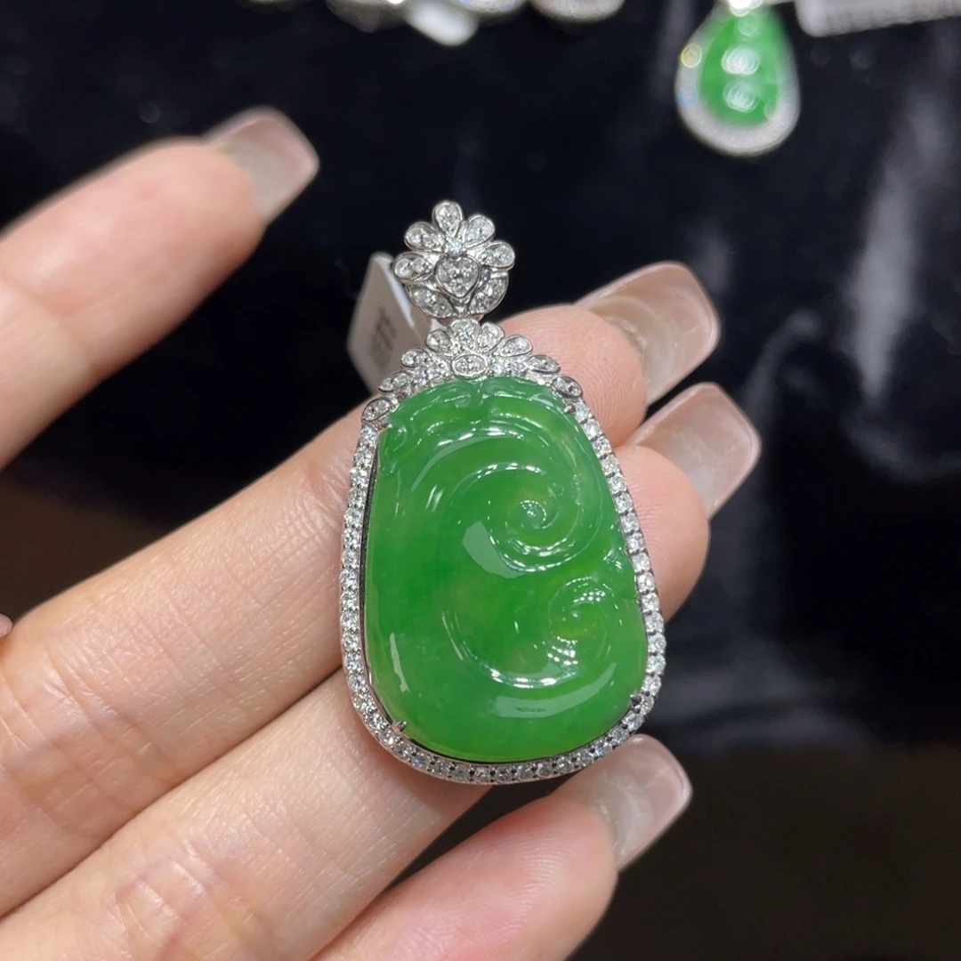 翡翠颈饰18K金镶嵌天然缅甸翡翠