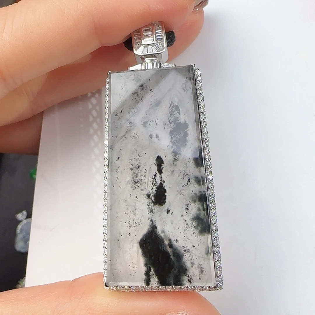 翡翠18K金镶嵌颈饰高冰乌鸡无事牌