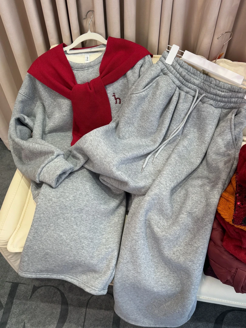 [运费险]新款加绒加厚三件套休闲显瘦卫衣裤子红色围巾三件套套装