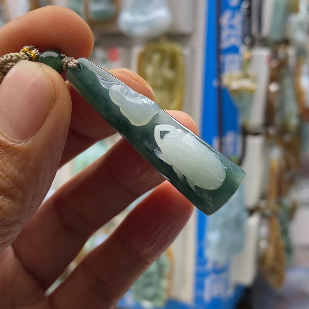 翡翠未镶嵌颈饰富家