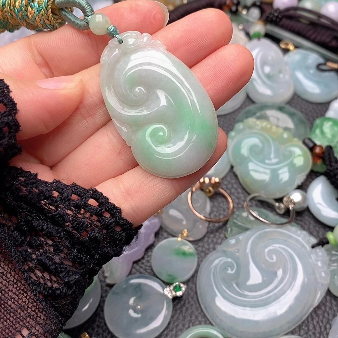 红***叶翡翠未镶嵌颈饰如意