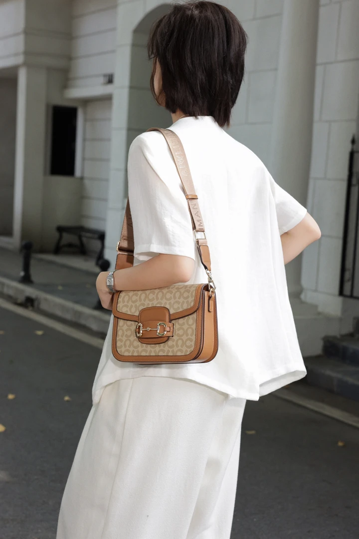 2025新款艾薇思曼时尚百搭单肩斜挎包女高级感小众设计腋下包包女