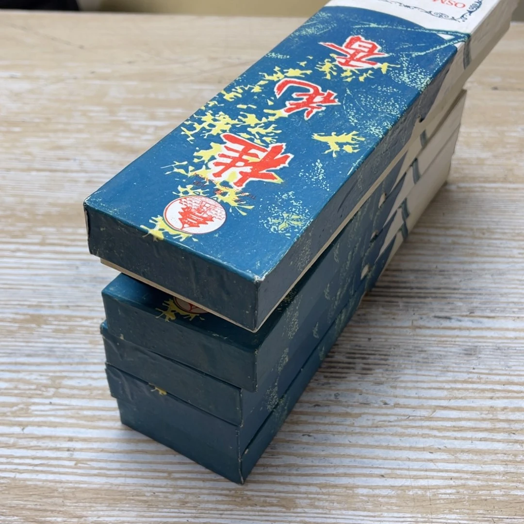 瓷片云****瓶密密麻麻地排列在一起