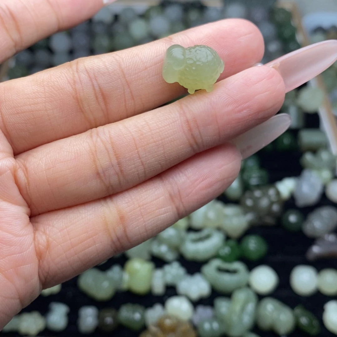 那***吧和田玉未镶嵌颈饰