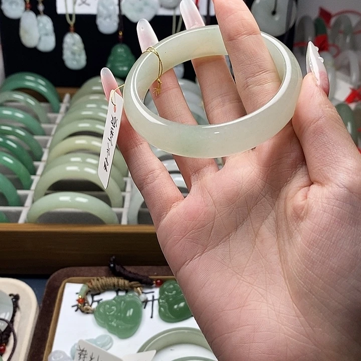 ****皮东陵石未镶嵌手镯