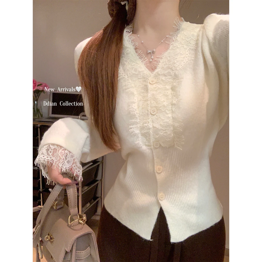 法式蕾丝V领打底衫上衣女秋冬显瘦ins别致单排扣针织毛衣春季开衫