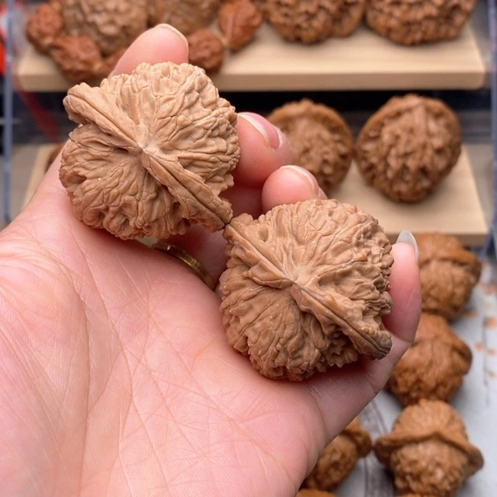 Z***O把件核桃文玩核桃白狮子