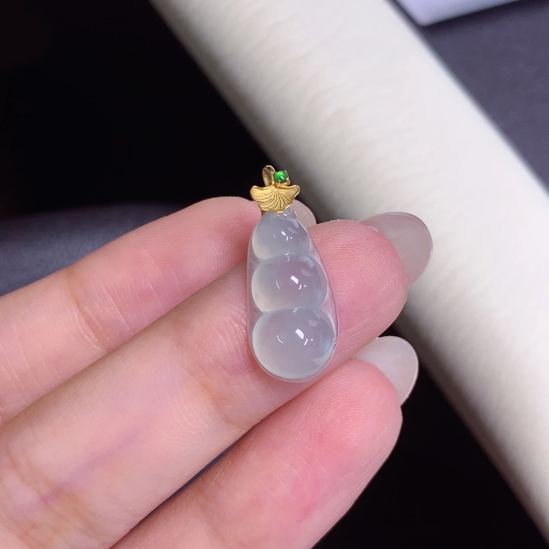 颈饰18K金镶嵌翡翠福豆
