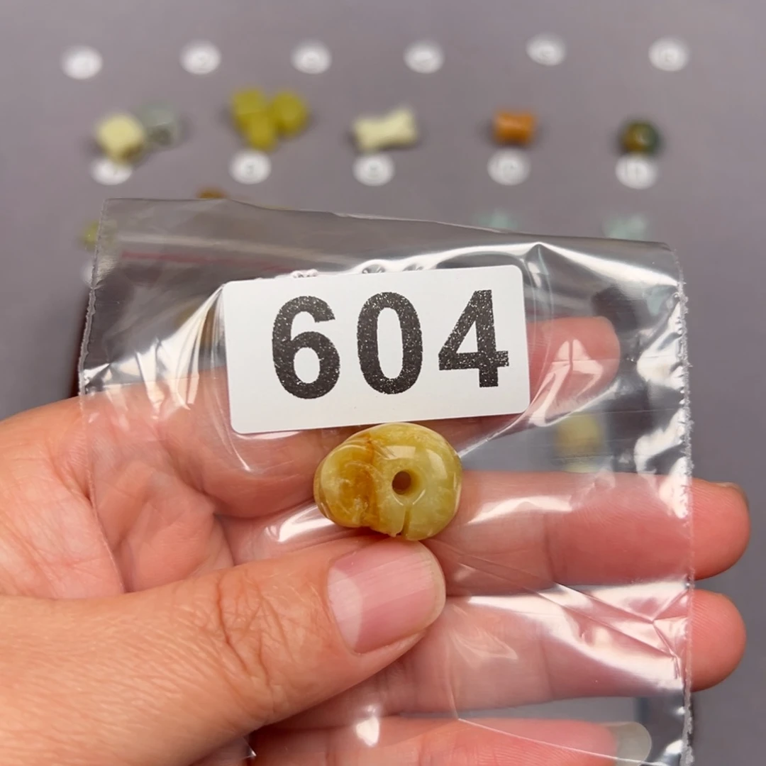 未镶嵌蛇纹石玉颈饰?**