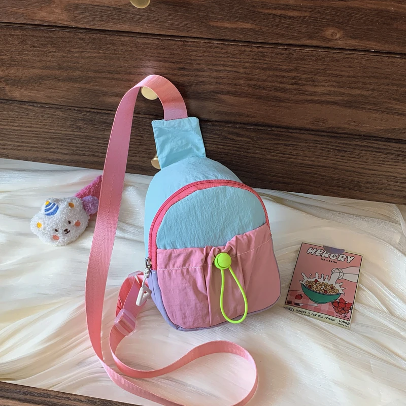 2025新款多巴胺儿童包包时尚男童宝宝外出配饰胸包帅气女孩斜挎包