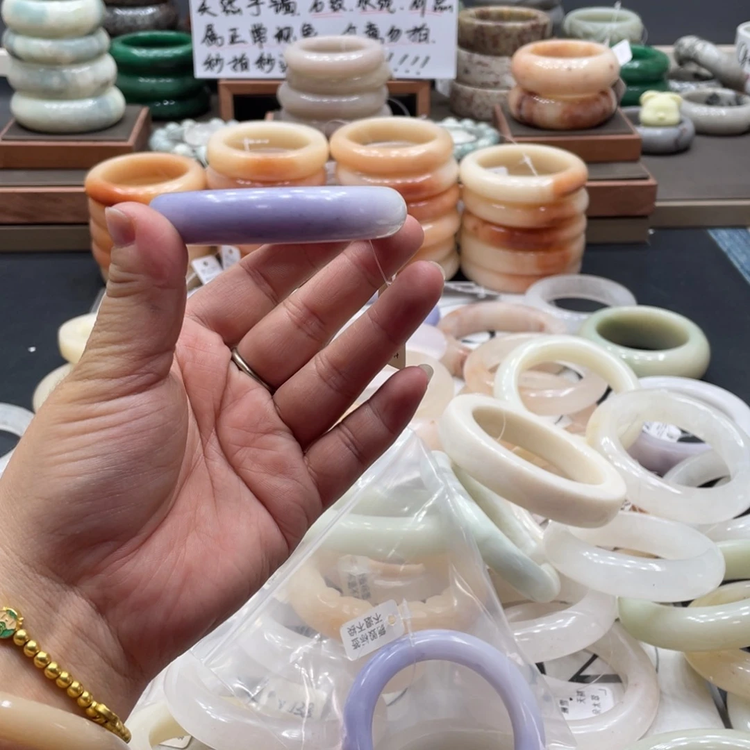 L***y石英质玉手镯未镶嵌