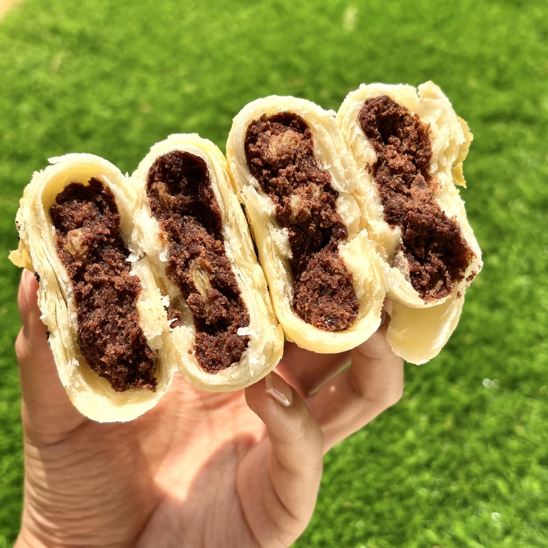 奶香红豆酥馅料饱满饼皮松软绵密红豆沙淡淡奶香微甜的刚刚好