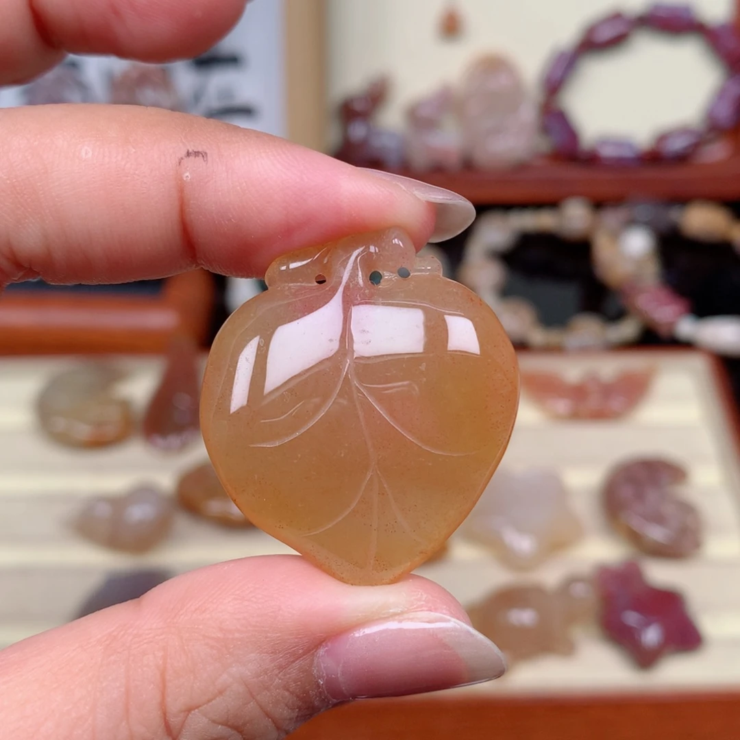 未镶嵌颈饰硅化玉